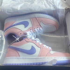 Im selling air jordan 1 low se they are punch/purple a size 7 in women
